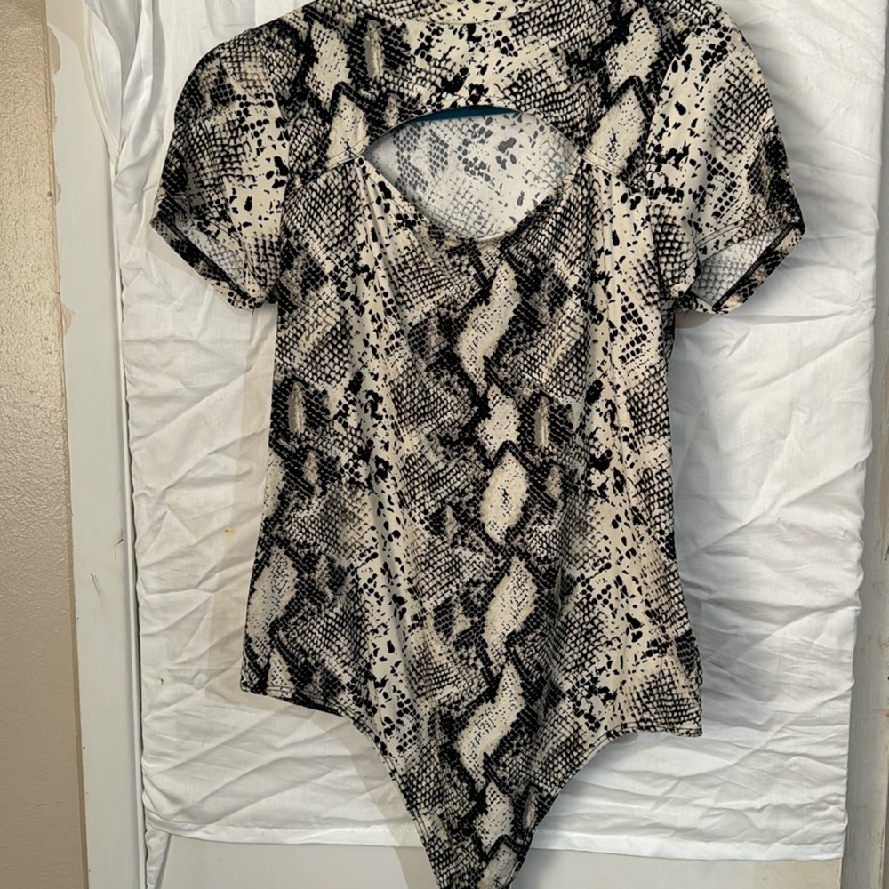 Short sleeve body suit
